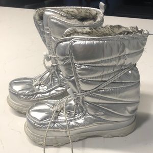 Khombu Snow Boots, silver. Women’s size 7